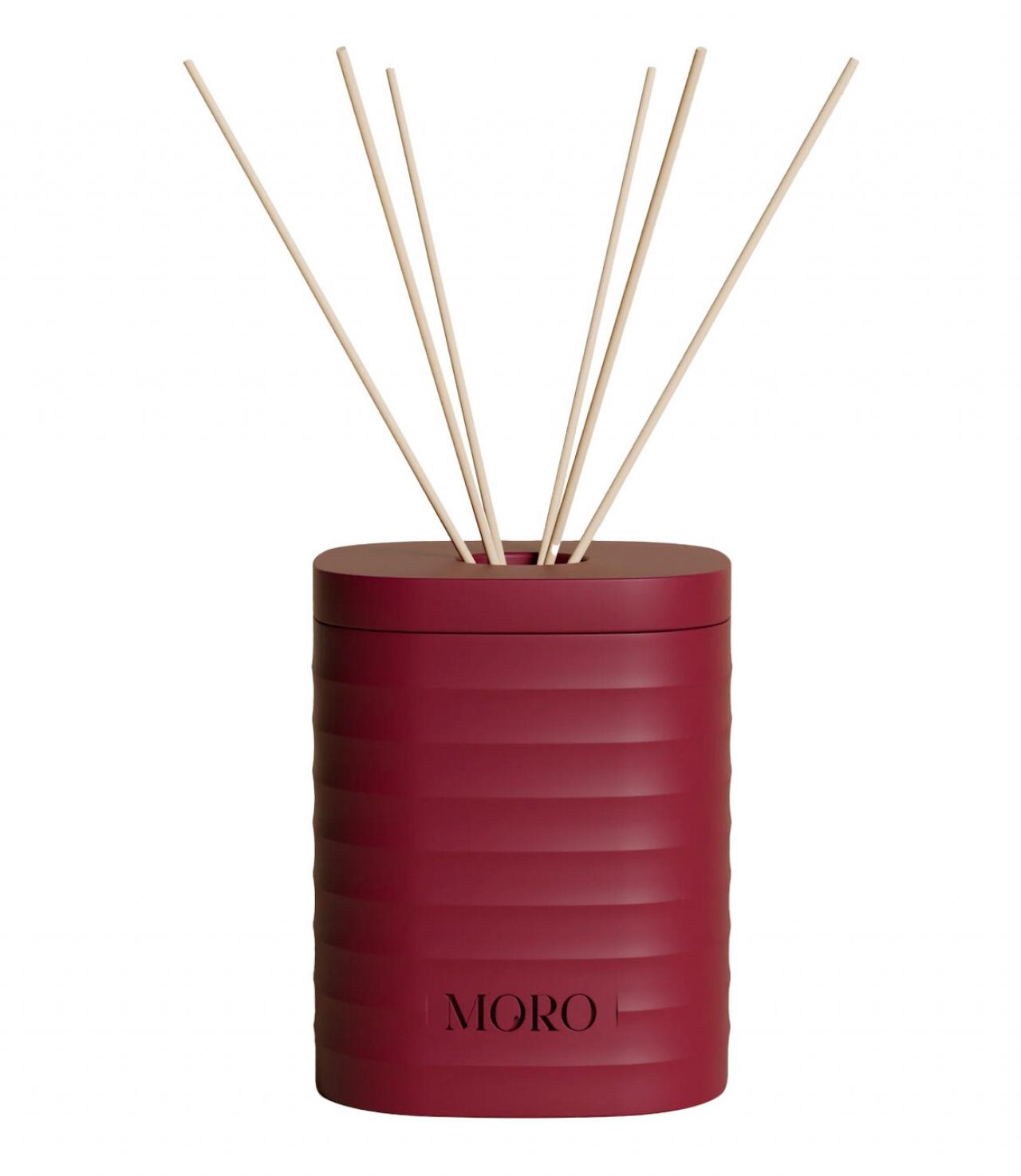 Geurstokjes met tonkaboon, white musk en roos, € 45 – Moro.