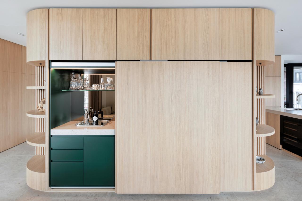 Bar- annex tv-meubel, multifunctioneel en van natuurlijk materiaal.