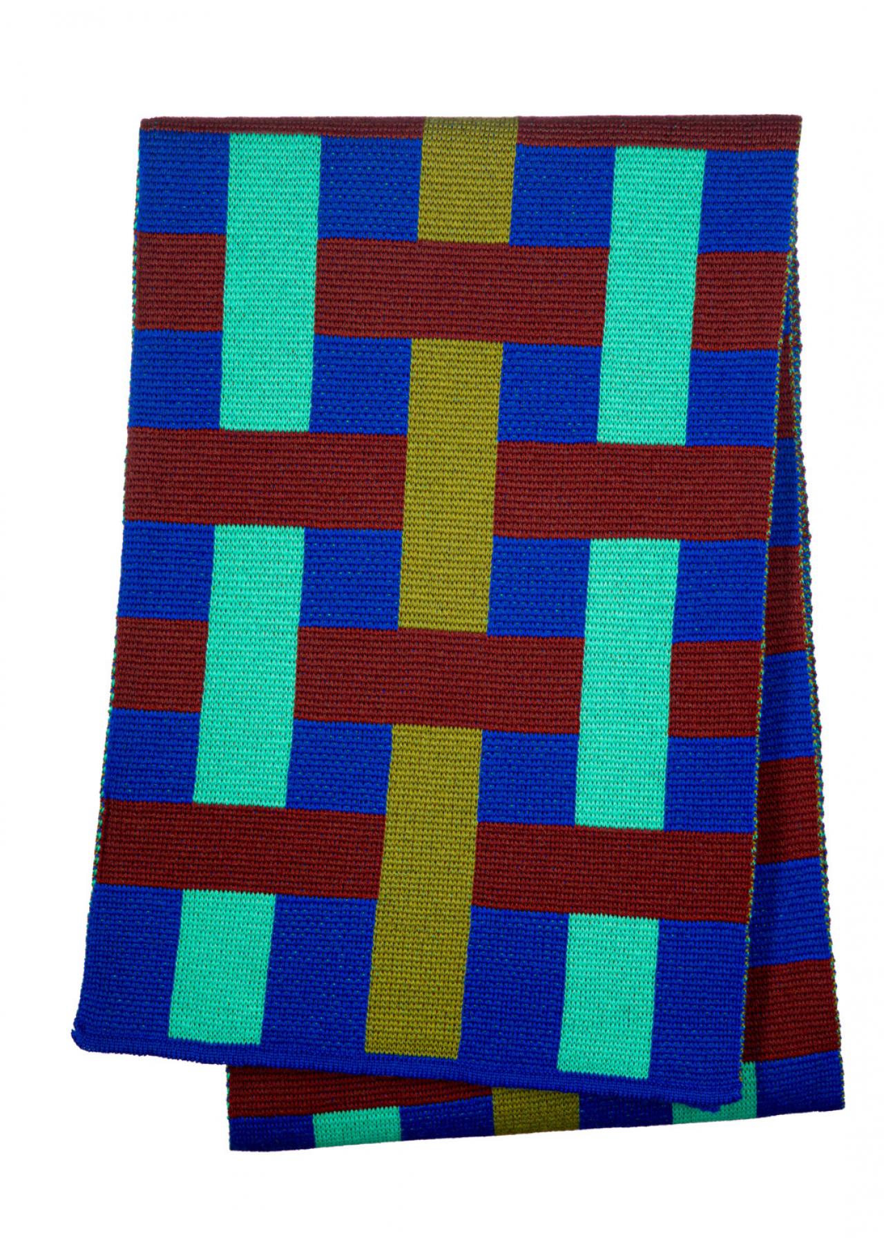 Roos Vandekerckhove maakt een comeback met kleurrijke sjaals in prachtige wol - € 125.