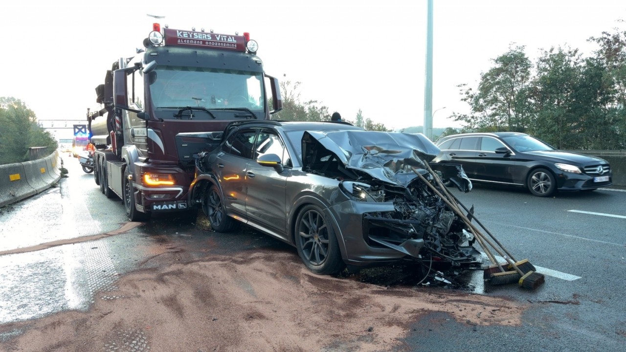 Maandagmorgen even voor 8 uur gebeurde op de E40 in Oostkamp een zwaar ongeval. Daarbij raakten drie personenwagens en twee vrachtwagens betrokken. (foto’s JVM)