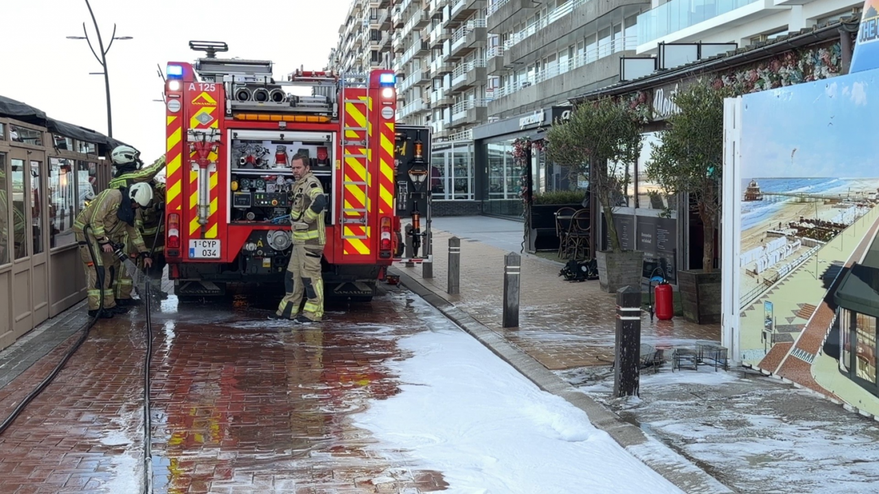 In de keuken van restaurant Montmartre op de Zeedijk in Blankenberge brak woensdagmorgen brand uit. De brandweer was snel ter plaatse. (foto JVM)