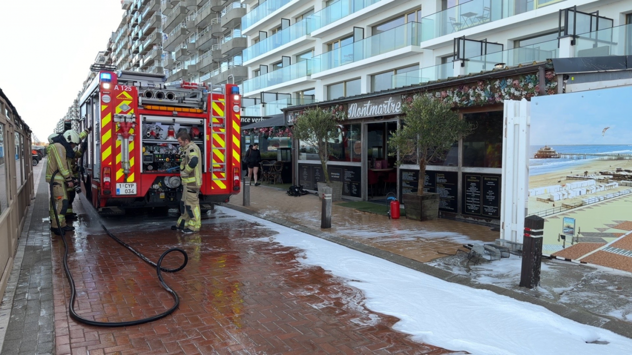 In de keuken van restaurant Montmartre op de Zeedijk in Blankenberge brak woensdagmorgen brand uit. De brandweer was snel ter plaatse. (foto JVM)