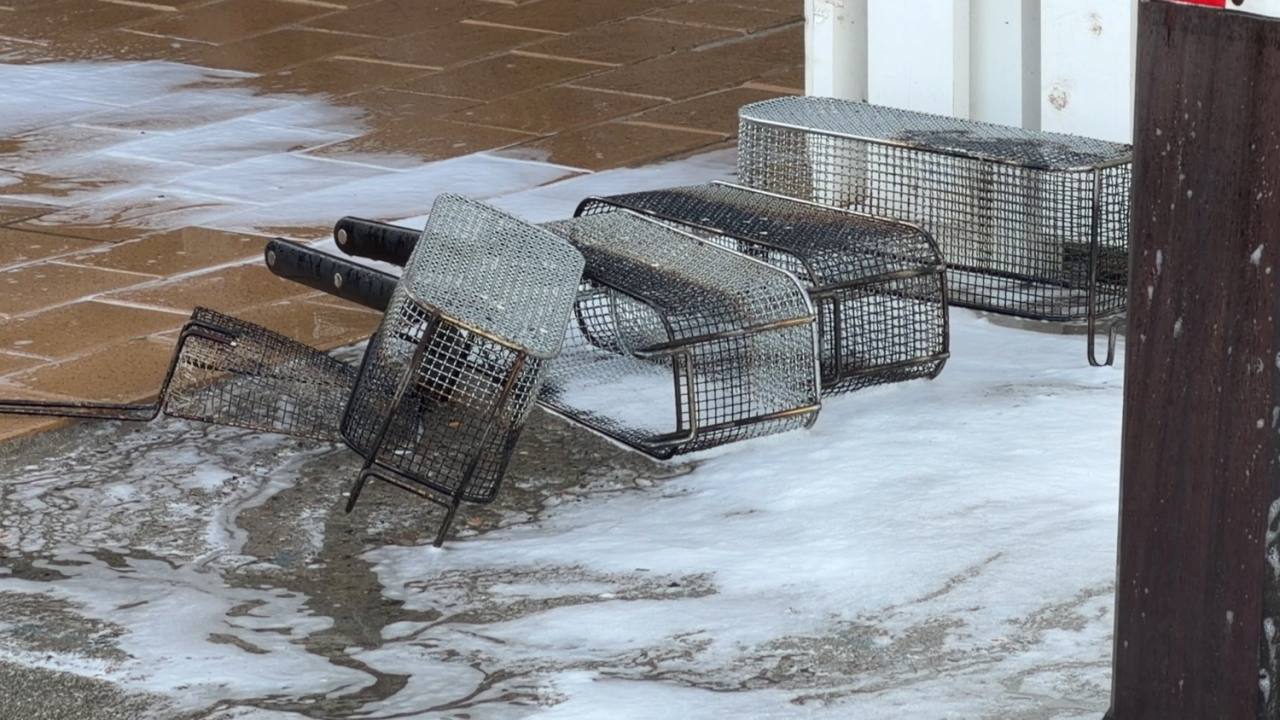 Een industriële friteuse vatte vuur. (foto JVM)