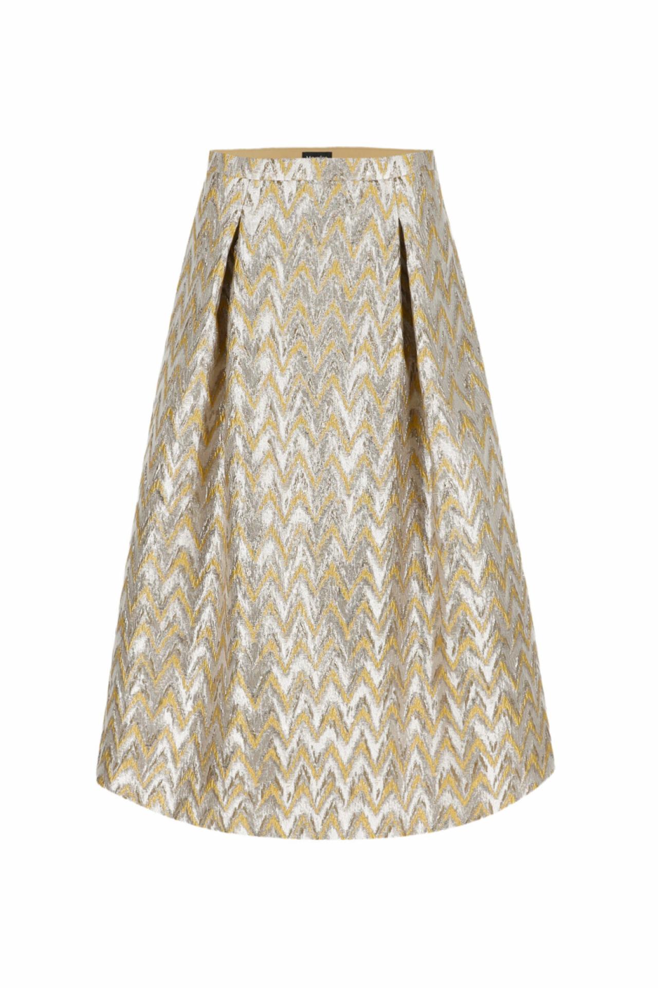 Met witte top in de lente, met een nepbonten jasje ’s winters. Metallic rok - € 199 - Mayerline.