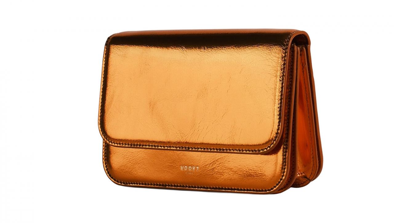 Een eyecatcher op elk feestje: metallic oranje tas ‘Emmanuelle’ – € 1.300 - Voort.