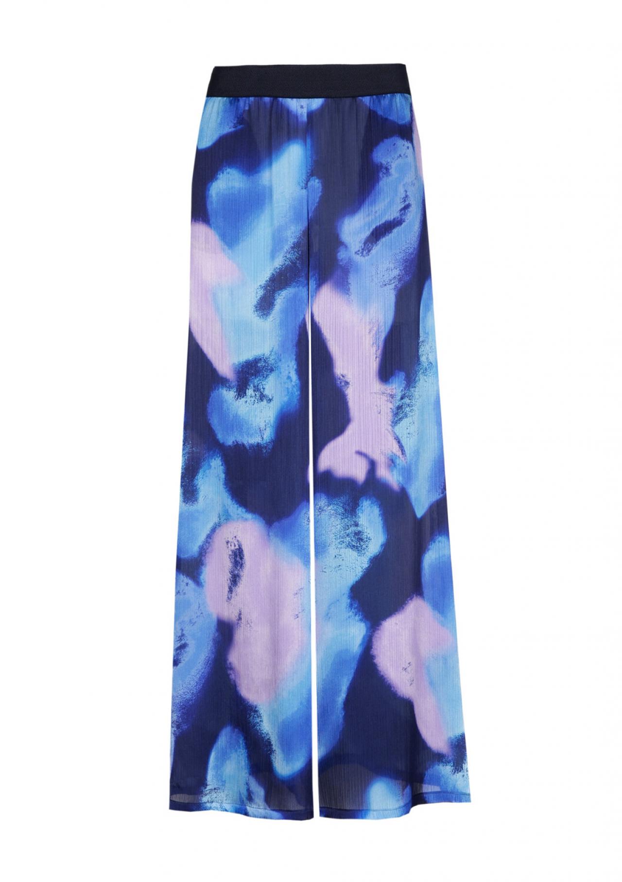 In de winter met een blazer en laarzen, in de zomer met een elegant sandaaltje. Broek - € 170 - Caroline Biss.