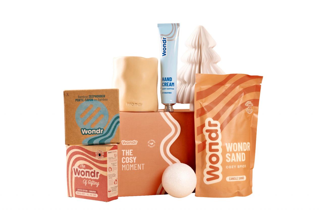 Giftbox met daarin handcrème, houder voor zeep, hair and body bar, spice candle kit met kaarsenzand en lont. De doos bevat geen logo’s of opschriften dus kan je nadien nog gebruiken, of er een ander cadeautje in verpakken - € 39,95 - wondr.care
