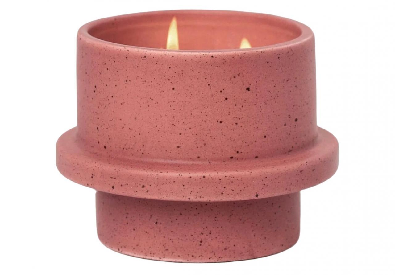 Kaarsenhouder met sojawaskaars. Als ze leeg zijn kan je ze gebruiken als plantenhoudertje, want er zit een gaatje in onderaan - vanaf € 24,44 - makeup.be.