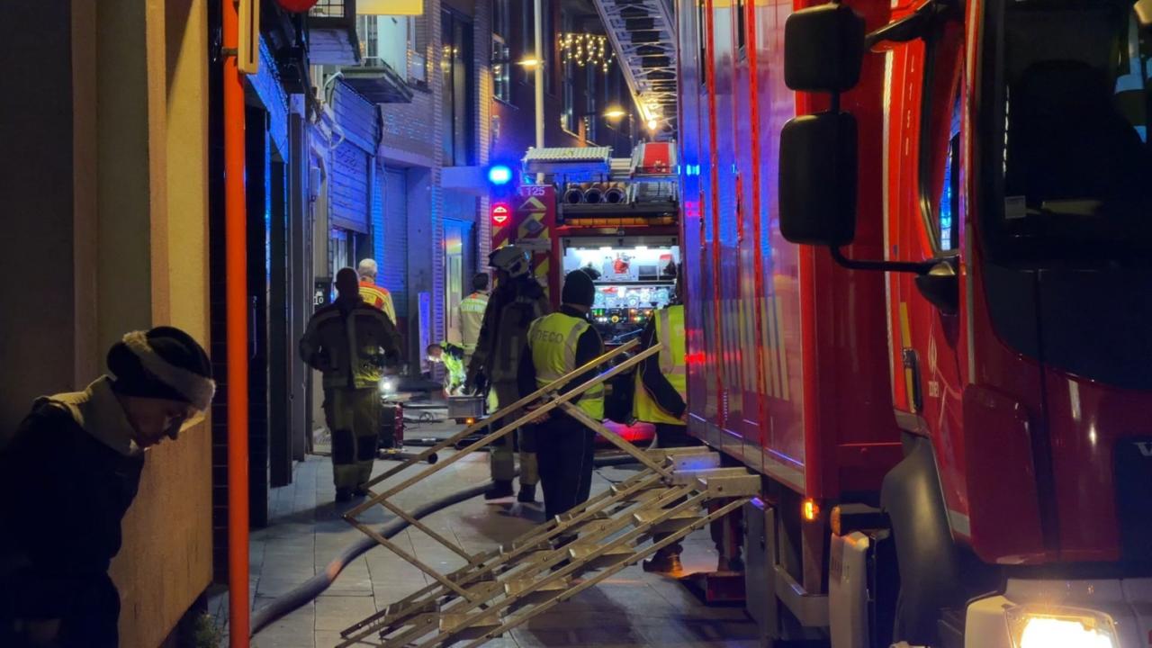 Donderdagavond rond 21.30 uur is brand uitgebroken in een appartement in de Langestraat in Blankenberge. (foto JVM)