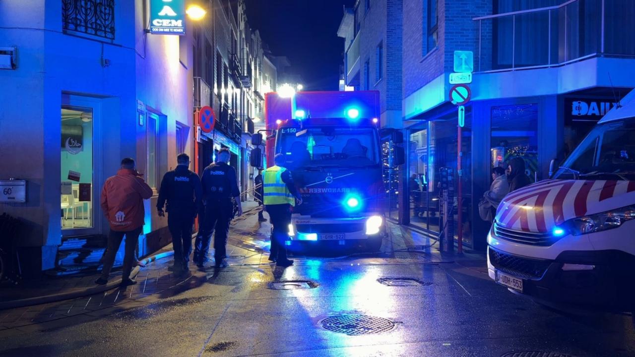 Donderdagavond rond 21.30 uur is brand uitgebroken in een appartement in de Langestraat in Blankenberge. (foto JVM)