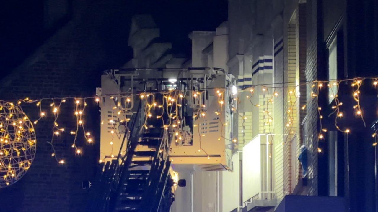 Donderdagavond rond 21.30 uur is brand uitgebroken in een appartement in de Langestraat in Blankenberge. (foto JVM)