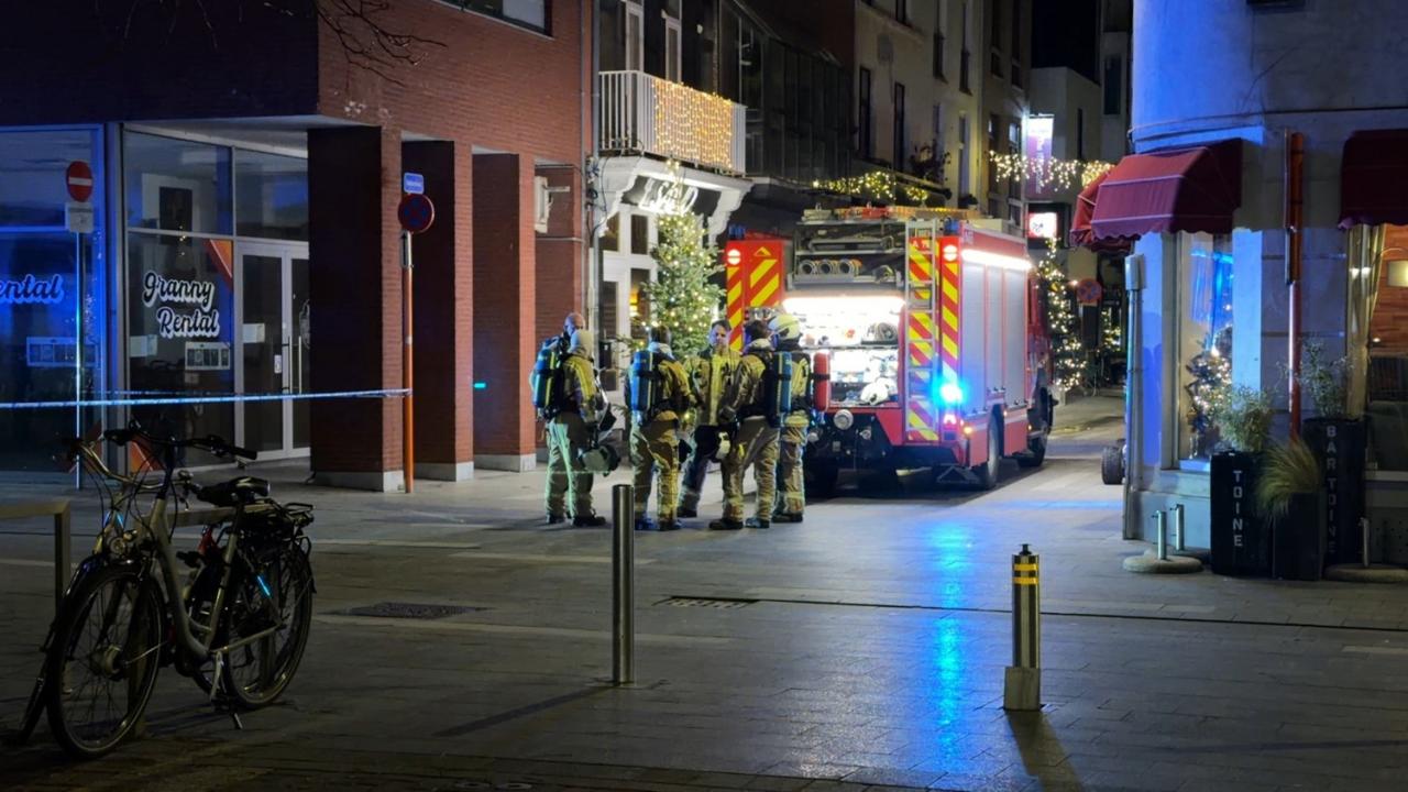 Donderdagavond rond 21.30 uur is brand uitgebroken in een appartement in de Langestraat in Blankenberge. (foto JVM)