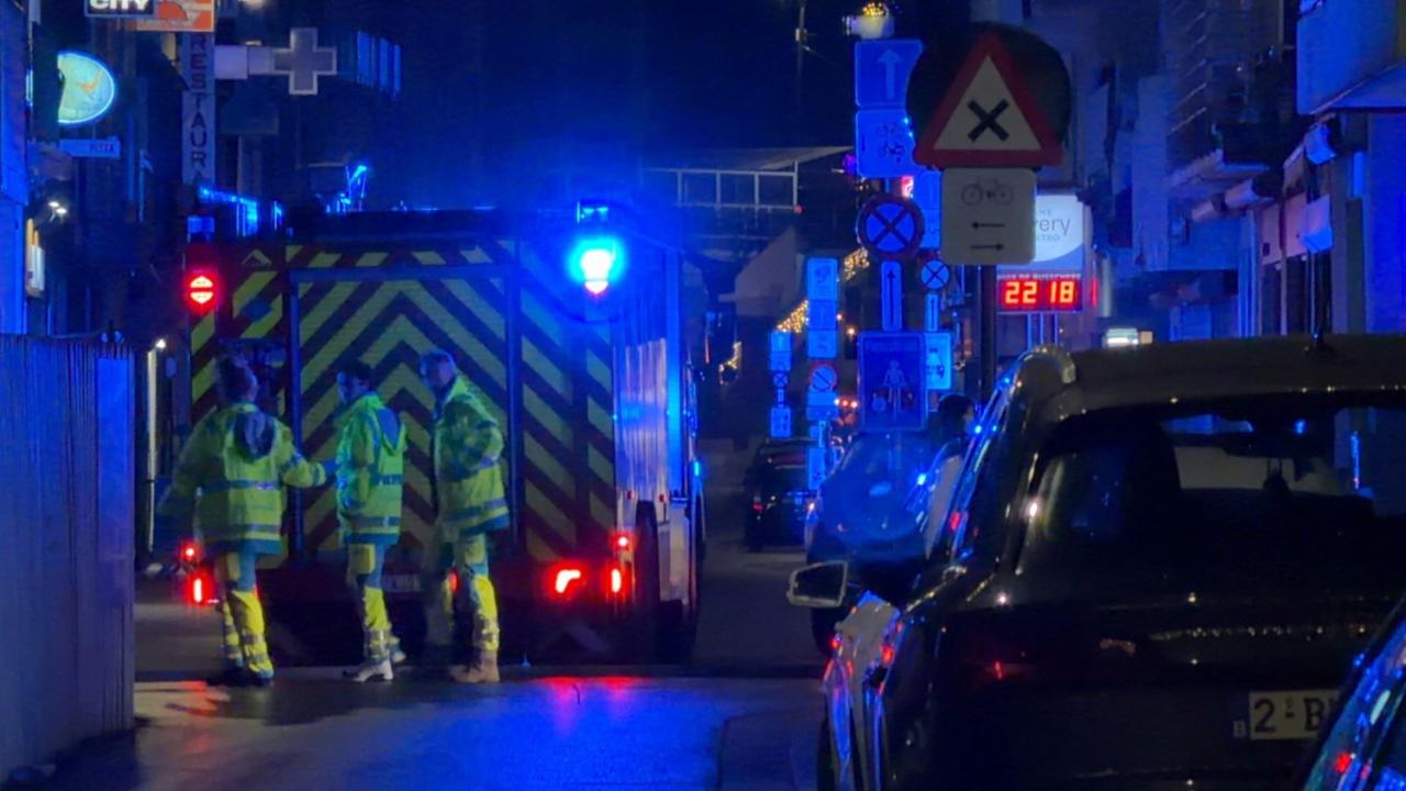 Donderdagavond rond 21.30 uur is brand uitgebroken in een appartement in de Langestraat in Blankenberge. (foto JVM)