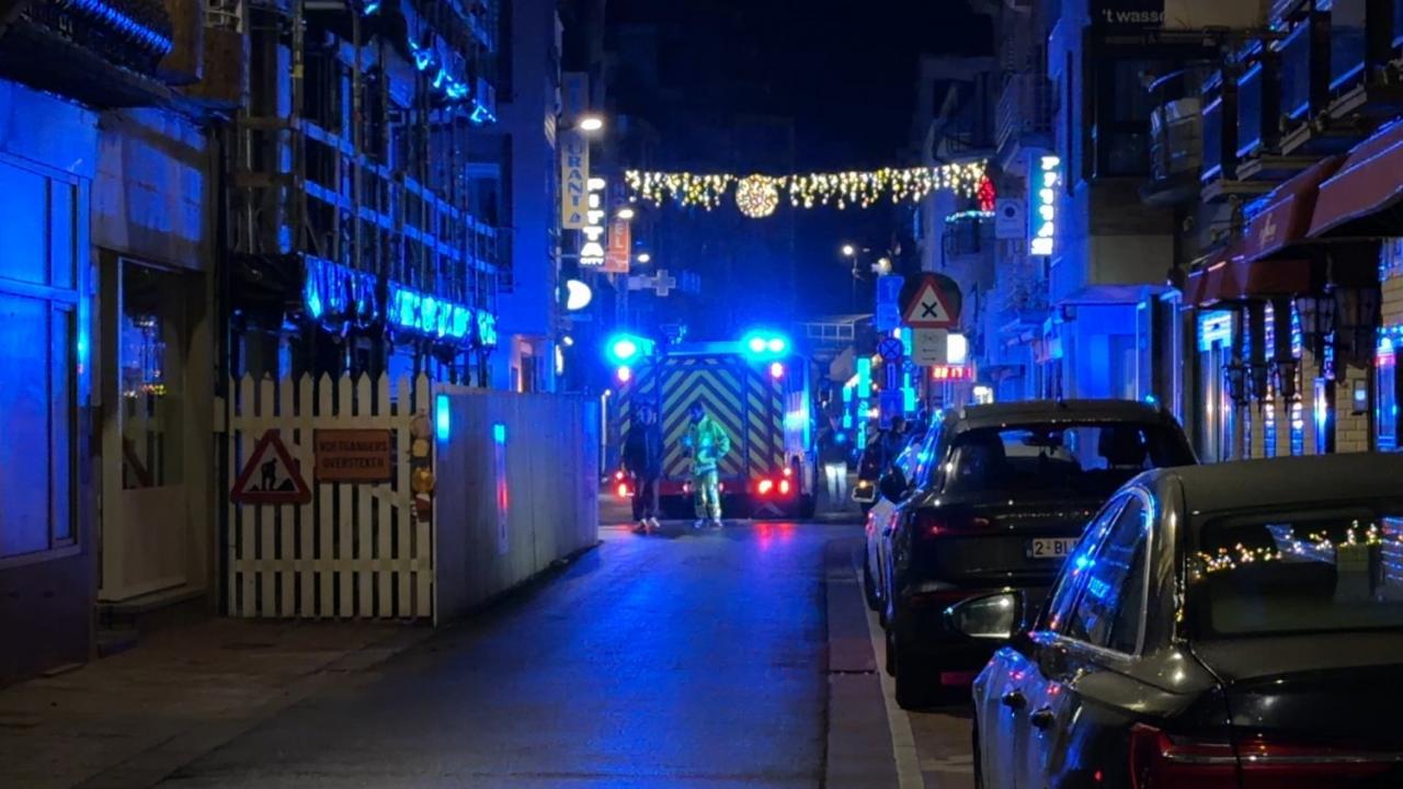 Donderdagavond rond 21.30 uur is brand uitgebroken in een appartement in de Langestraat in Blankenberge. (foto JVM)