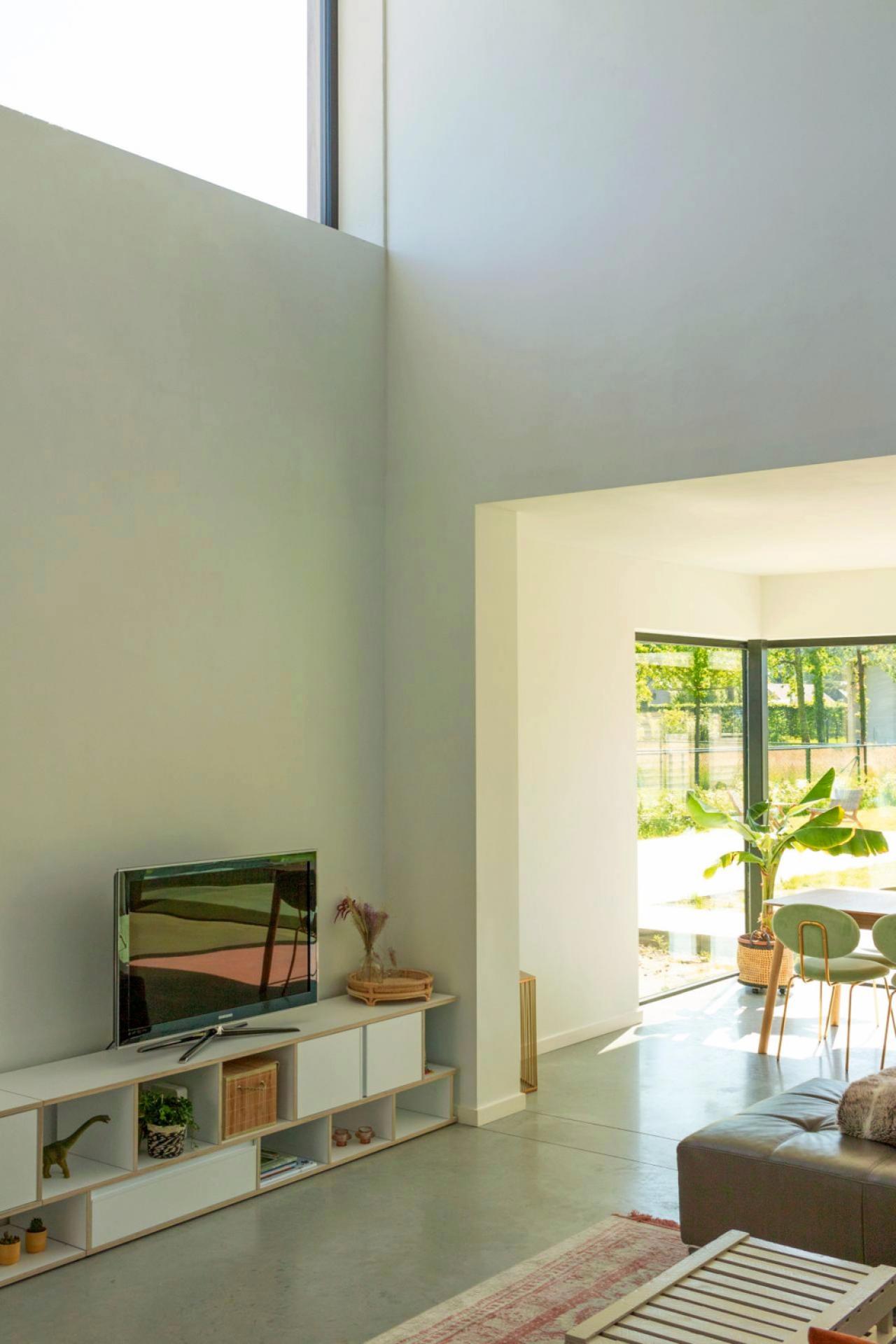 De vide in de zithoek zorgt voor een bijzondere plafondhoogte. (foto Senne Van Tricht)