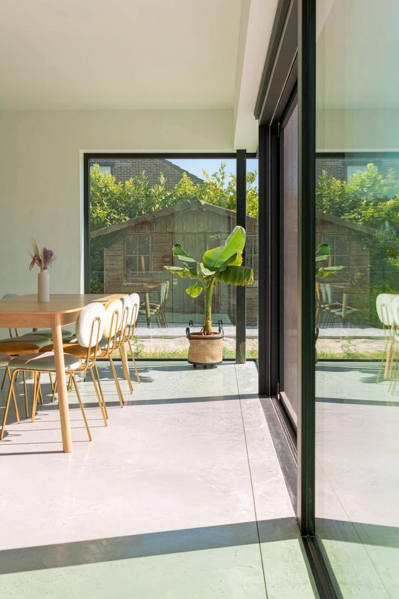 De woning is bijzonder lichtrijk. (foto Senne Van Tricht)