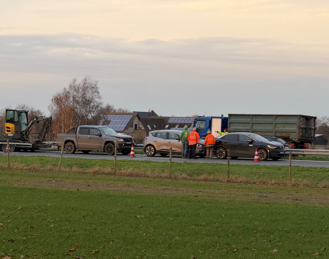 Dinsdagmorgen zorgden meerdere ongevallen op de E403 tussen Ruddervoorde en Torhout voor een moeilijke ochtendspits. (foto JVM)