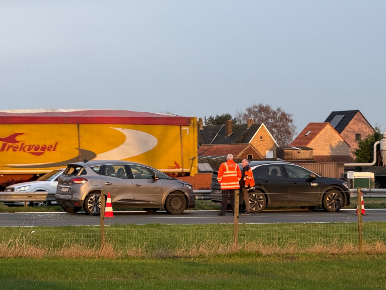 Dinsdagmorgen zorgden meerdere ongevallen op de E403 tussen Ruddervoorde en Torhout voor een moeilijke ochtendspits. (foto JVM)