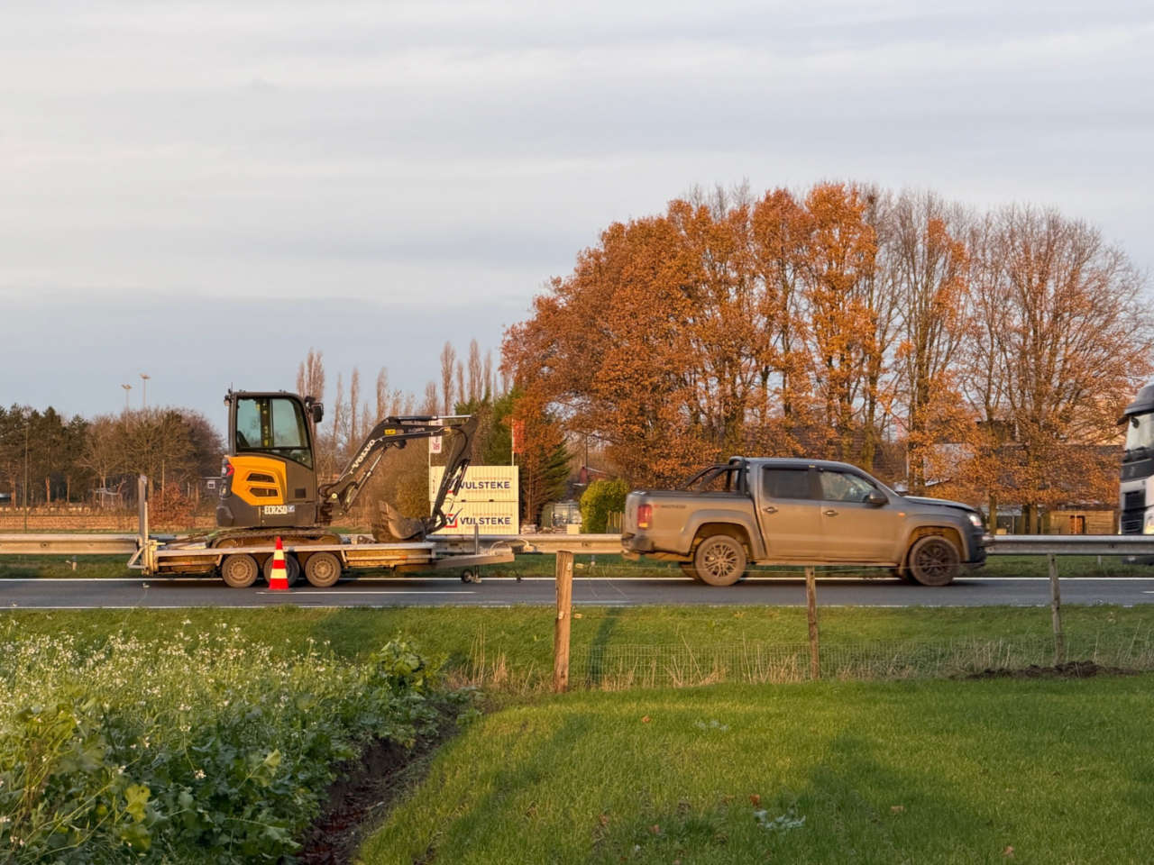 Dinsdagmorgen zorgden meerdere ongevallen op de E403 tussen Ruddervoorde en Torhout voor een moeilijke ochtendspits. (foto JVM)