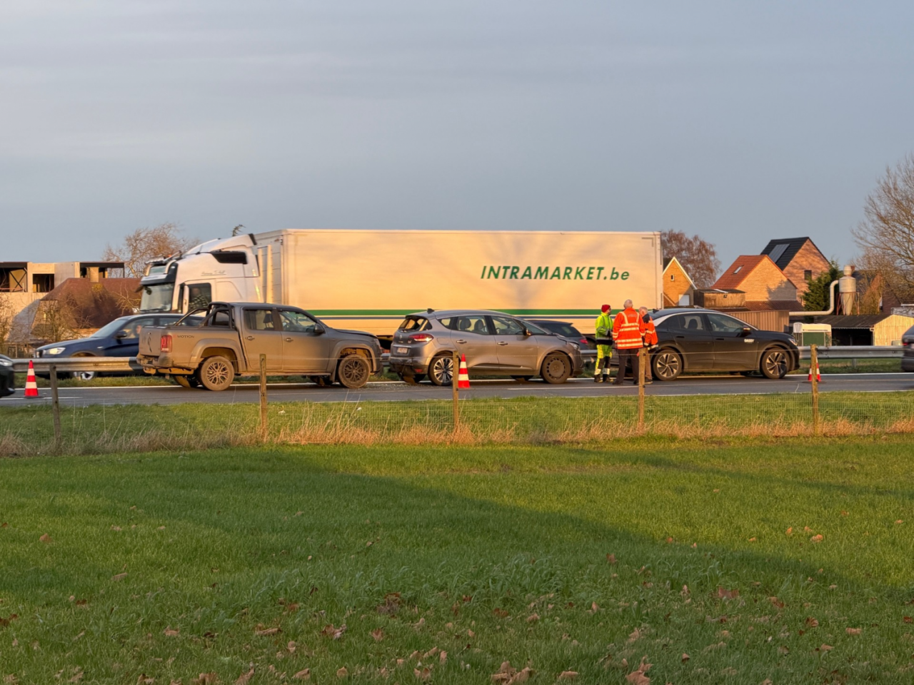 Dinsdagmorgen zorgden meerdere ongevallen op de E403 tussen Ruddervoorde en Torhout voor een moeilijke ochtendspits. (foto JVM)