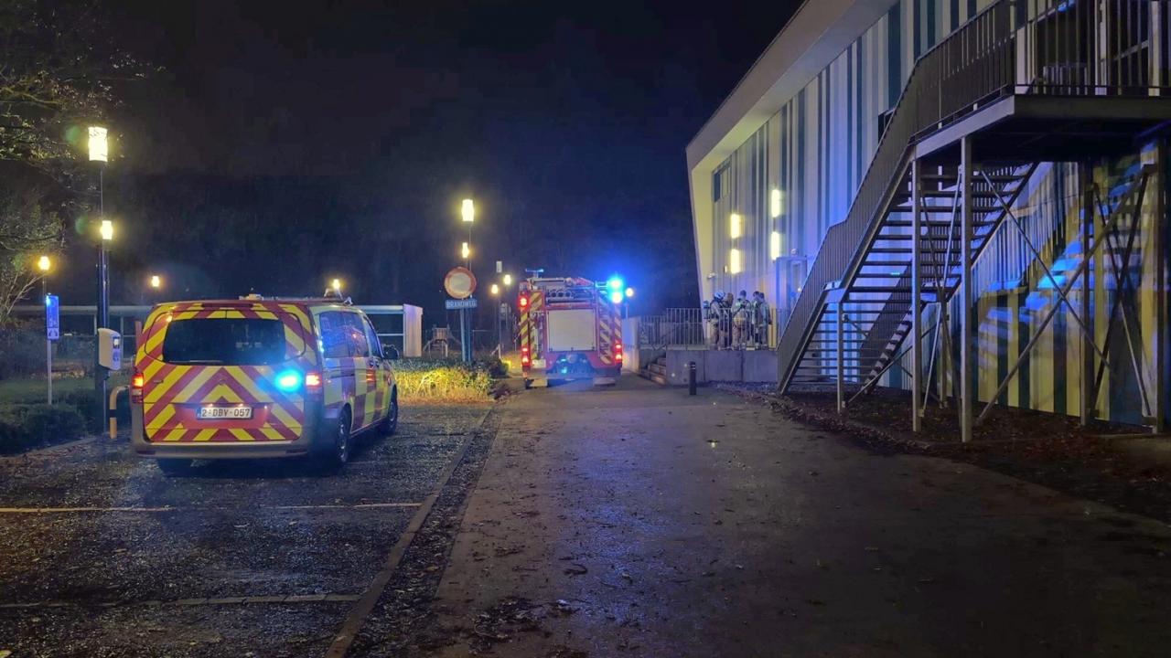 Vrijdagmorgen rond 05.00 uur is brand ontstaan in een elektriciteitskast in een technisch lokaal van het zwembad Lago Olympia langs de Doornstraat in Sint-Andries. (foto JVM)