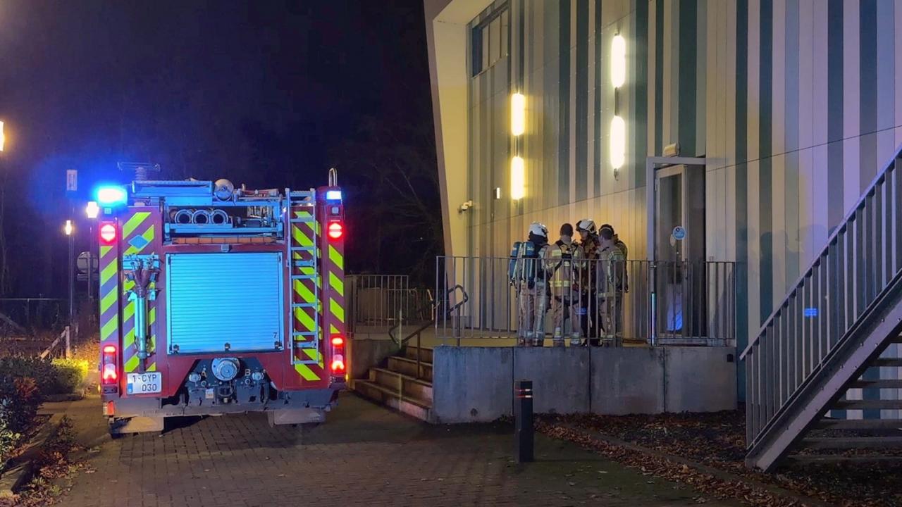 Vrijdagmorgen rond 05.00 uur is brand ontstaan in een elektriciteitskast in een technisch lokaal van het zwembad Lago Olympia langs de Doornstraat in Sint-Andries. (foto JVM)