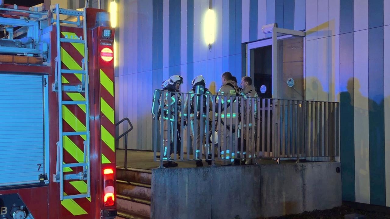 Vrijdagmorgen rond 05.00 uur is brand ontstaan in een elektriciteitskast in een technisch lokaal van het zwembad Lago Olympia langs de Doornstraat in Sint-Andries. (foto JVM)