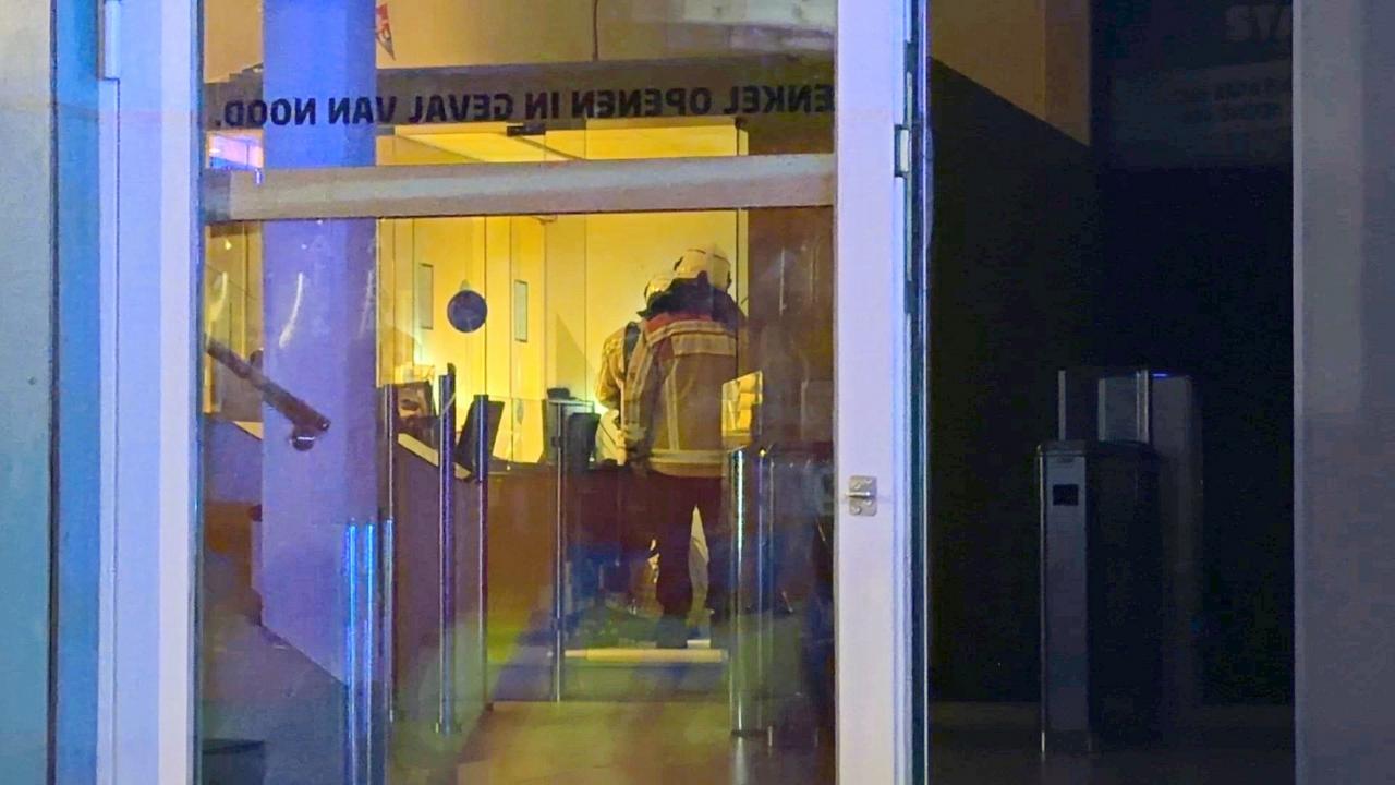 Vrijdagmorgen rond 05.00 uur is brand ontstaan in een elektriciteitskast in een technisch lokaal van het zwembad Lago Olympia langs de Doornstraat in Sint-Andries. (foto JVM)