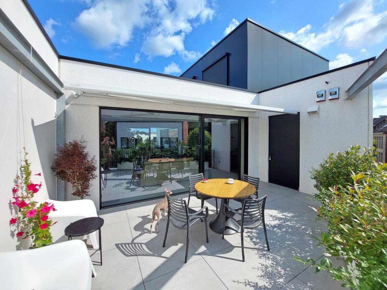 De leefruimte kijkt uit op een terras vooraan en achteraan. (foto Geerart De Backer)