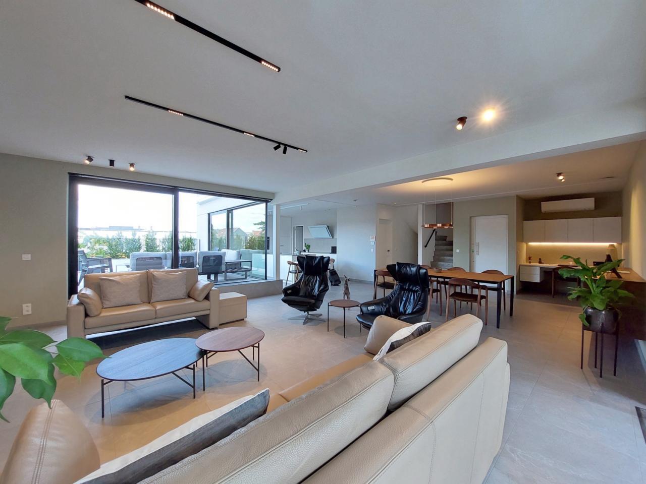 In de open leefverdieping lopen keuken, zithoek, eetruimte en bureau naadloos in elkaar over. (foto Geerart De Backer)