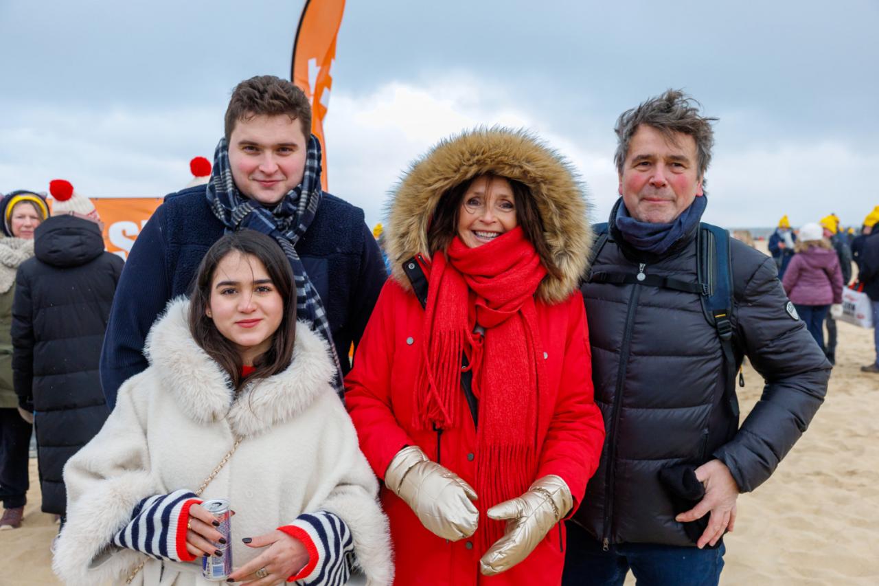 20260103 - Oostende - West-Vlaanderen: Clement Vandenkerckhove en z’n vriendin, Wendy Van Wanten en Frans Vancoppenolle - Nieuwjaarsduik - Kw© Foto Kurt bvba0475 / 75 39 89051 / 72 67 39info@fotokurt.bewww.fotokurt.be