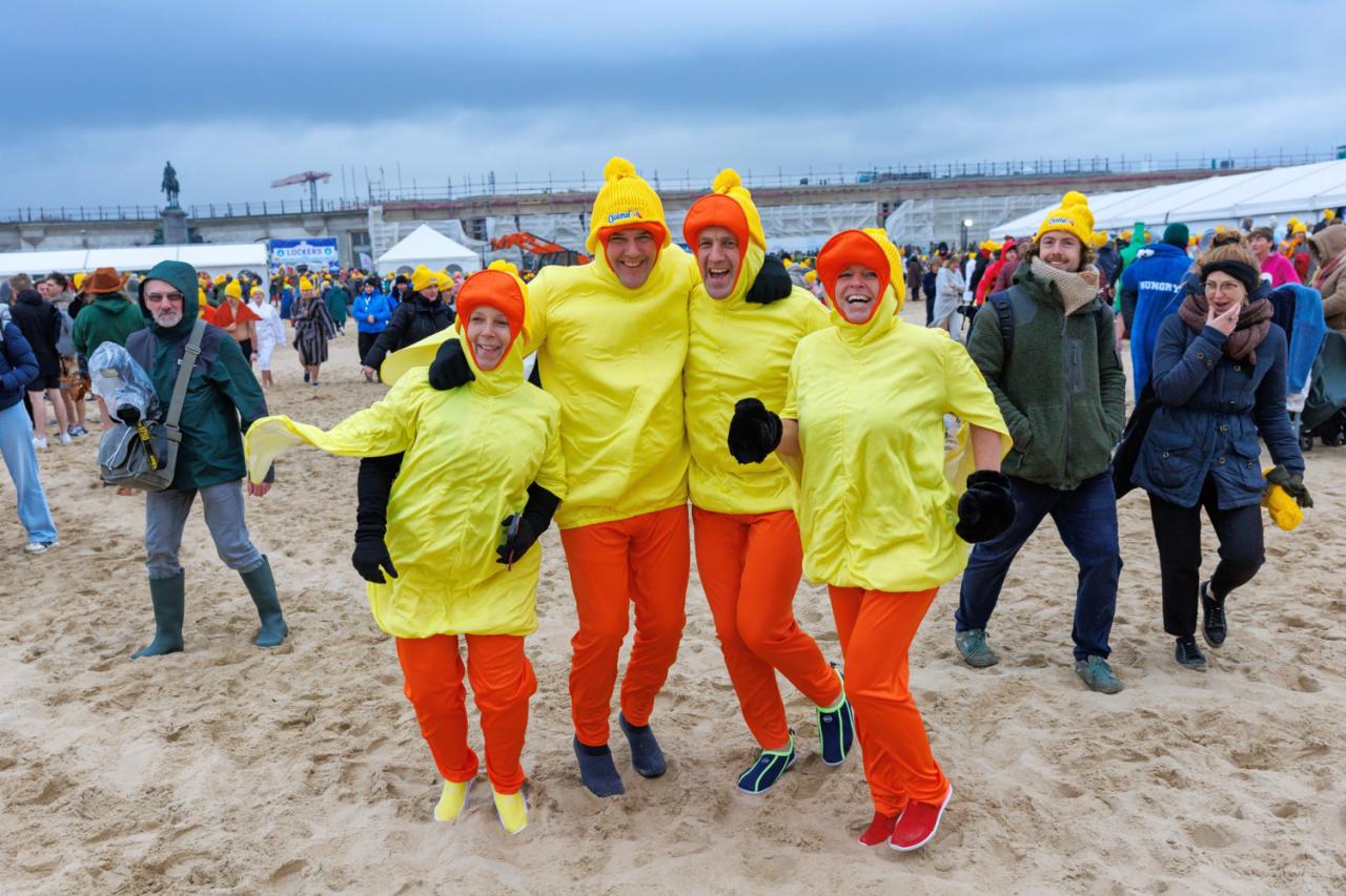 20260103 - Oostende - West-Vlaanderen: Sfeerbeeld - Nieuwjaarsduik - Kw© Foto Kurt bvba0475 / 75 39 89051 / 72 67 39info@fotokurt.bewww.fotokurt.be