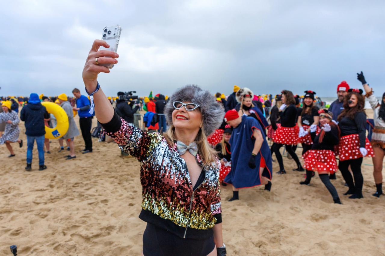20260103 - Oostende - West-Vlaanderen: Sfeerbeeld - Nieuwjaarsduik - Kw© Foto Kurt bvba0475 / 75 39 89051 / 72 67 39info@fotokurt.bewww.fotokurt.be