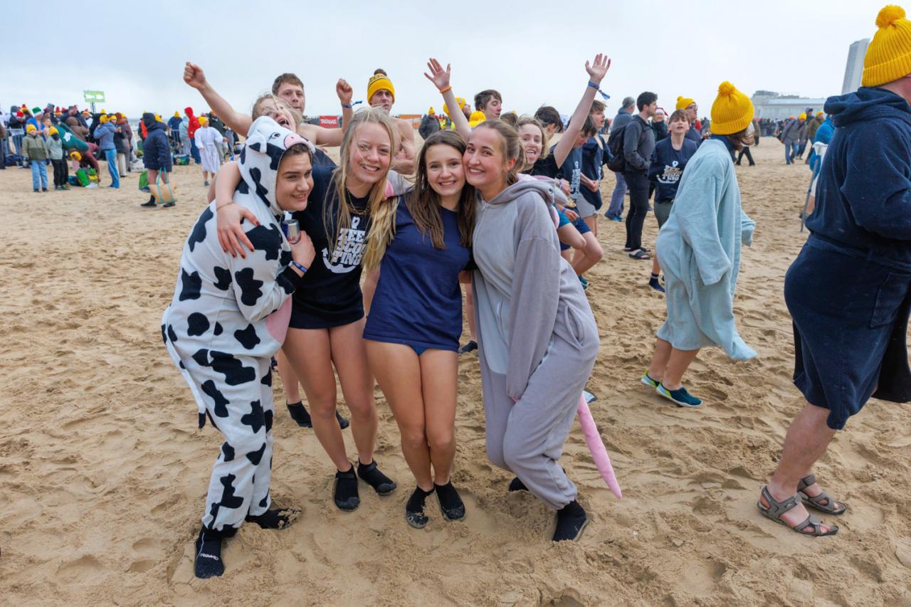 20260103 - Oostende - West-Vlaanderen: Sfeerbeeld - Nieuwjaarsduik - Kw© Foto Kurt bvba0475 / 75 39 89051 / 72 67 39info@fotokurt.bewww.fotokurt.be