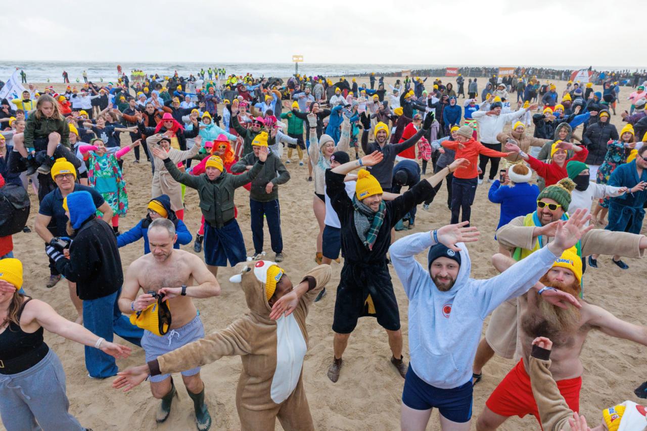 20260103 - Oostende - West-Vlaanderen: Sfeerbeeld - Nieuwjaarsduik - Kw© Foto Kurt bvba0475 / 75 39 89051 / 72 67 39info@fotokurt.bewww.fotokurt.be