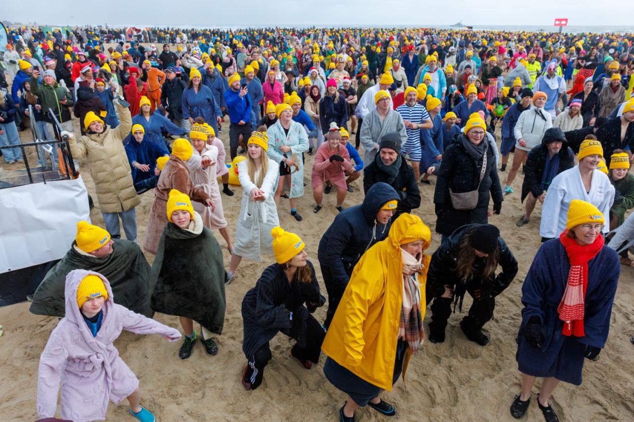 20260103 - Oostende - West-Vlaanderen: Sfeerbeeld - Nieuwjaarsduik - Kw© Foto Kurt bvba0475 / 75 39 89051 / 72 67 39info@fotokurt.bewww.fotokurt.be
