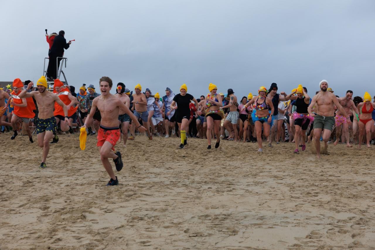 20260103 - Oostende - West-Vlaanderen: Sfeerbeeld - Nieuwjaarsduik - Kw© Foto Kurt bvba0475 / 75 39 89051 / 72 67 39info@fotokurt.bewww.fotokurt.be