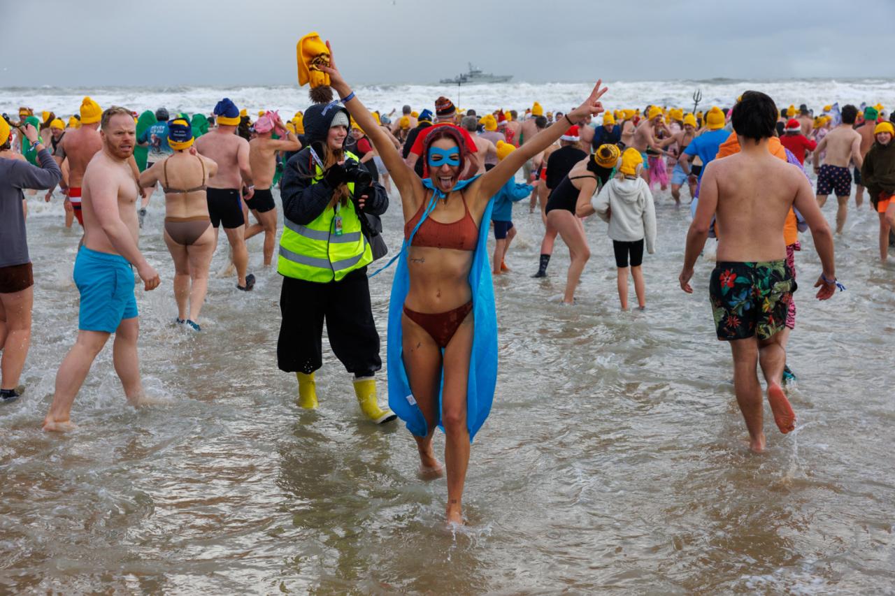 20260103 - Oostende - West-Vlaanderen: Sfeerbeeld - Nieuwjaarsduik - Kw© Foto Kurt bvba0475 / 75 39 89051 / 72 67 39info@fotokurt.bewww.fotokurt.be