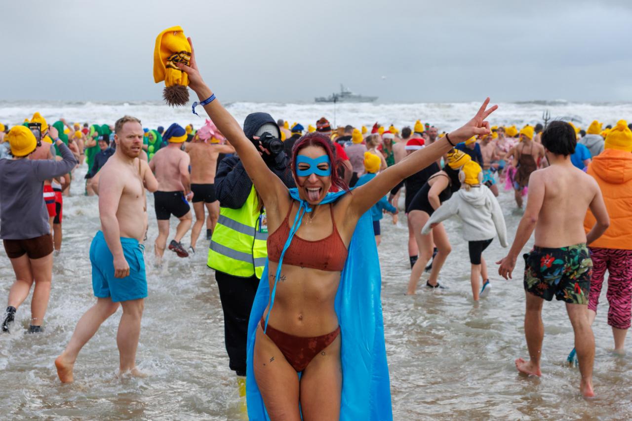 20260103 - Oostende - West-Vlaanderen: Sfeerbeeld - Nieuwjaarsduik - Kw© Foto Kurt bvba0475 / 75 39 89051 / 72 67 39info@fotokurt.bewww.fotokurt.be