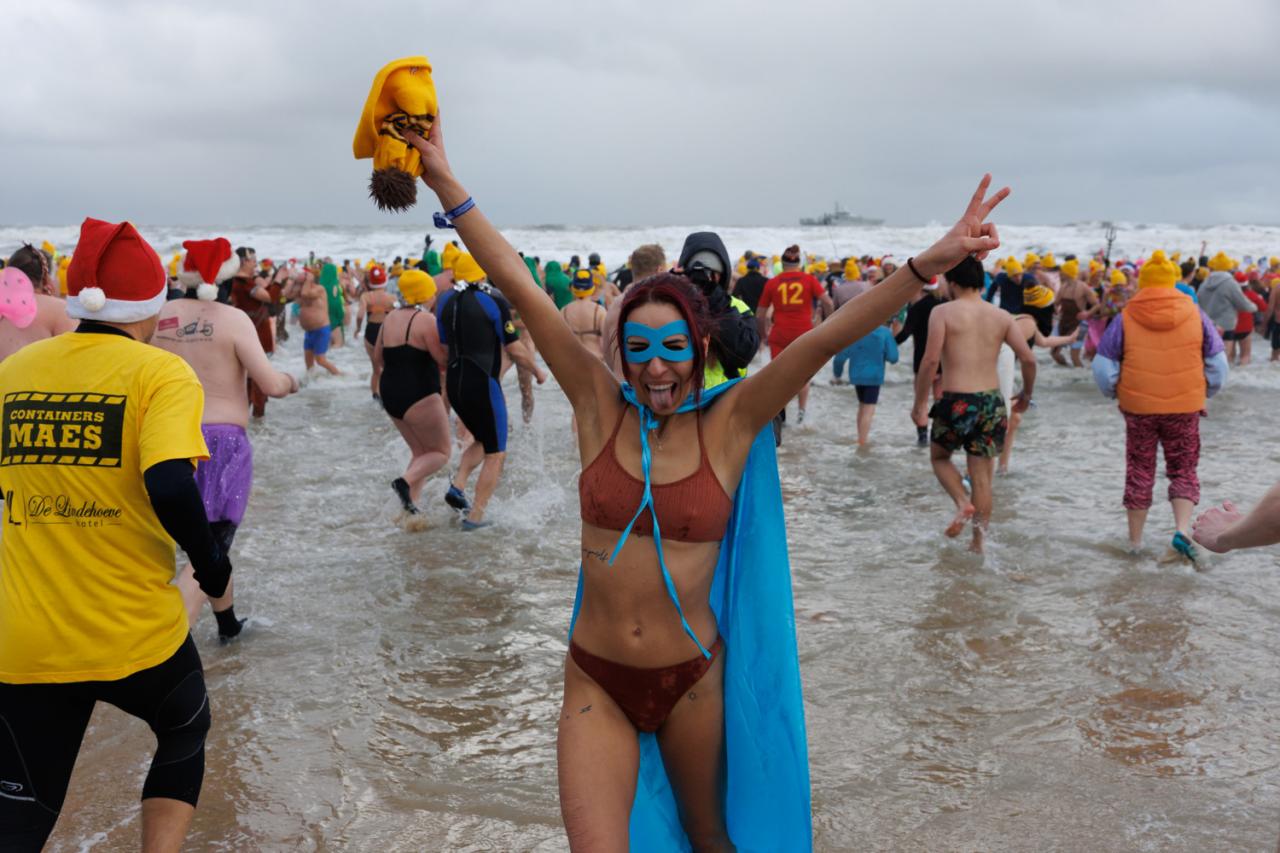 20260103 - Oostende - West-Vlaanderen: Sfeerbeeld - Nieuwjaarsduik - Kw© Foto Kurt bvba0475 / 75 39 89051 / 72 67 39info@fotokurt.bewww.fotokurt.be