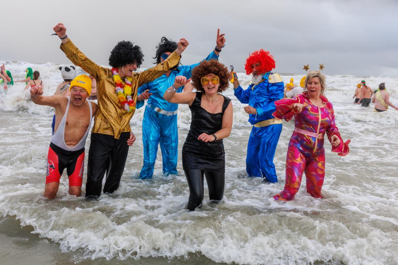 20260103 - Oostende - West-Vlaanderen: Sfeerbeeld - Nieuwjaarsduik - Kw© Foto Kurt bvba0475 / 75 39 89051 / 72 67 39info@fotokurt.bewww.fotokurt.be