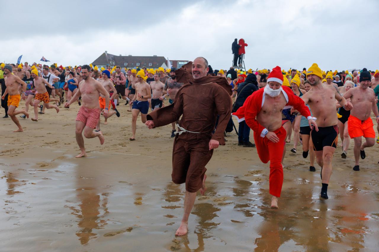 20260103 - Oostende - West-Vlaanderen: Sfeerbeeld - Nieuwjaarsduik - Kw© Foto Kurt bvba0475 / 75 39 89051 / 72 67 39info@fotokurt.bewww.fotokurt.be