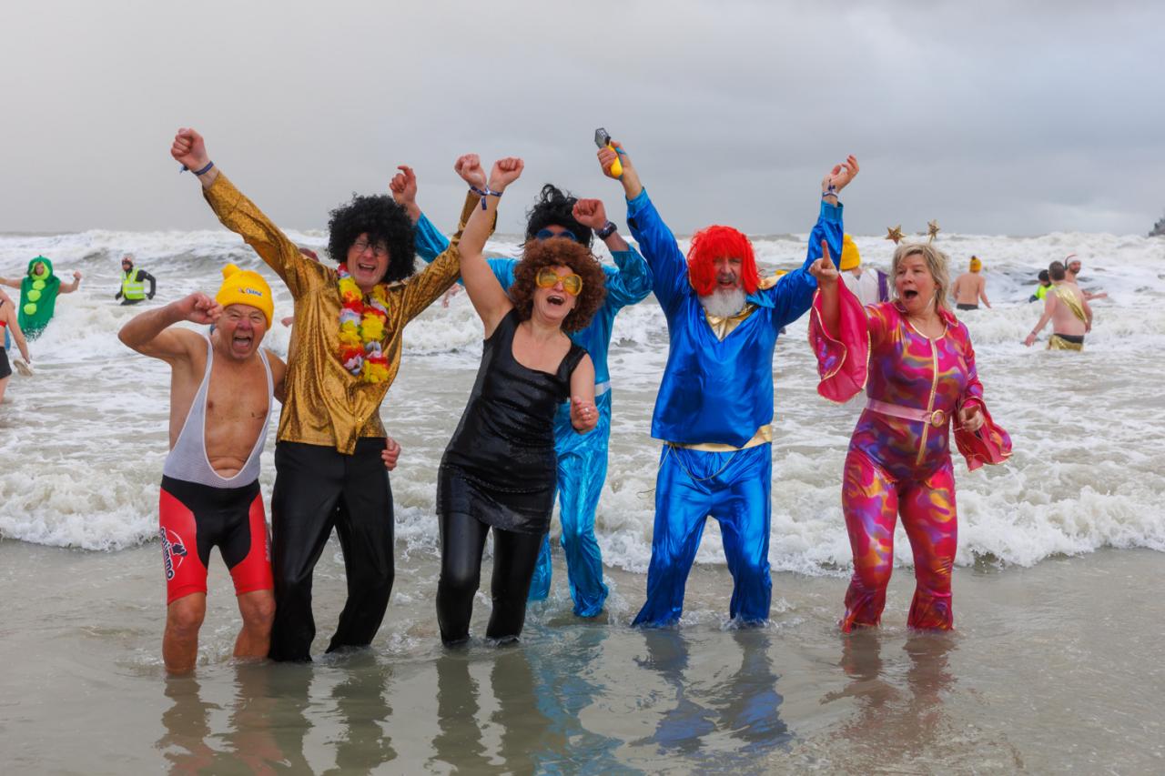 20260103 - Oostende - West-Vlaanderen: Sfeerbeeld - Nieuwjaarsduik - Kw© Foto Kurt bvba0475 / 75 39 89051 / 72 67 39info@fotokurt.bewww.fotokurt.be