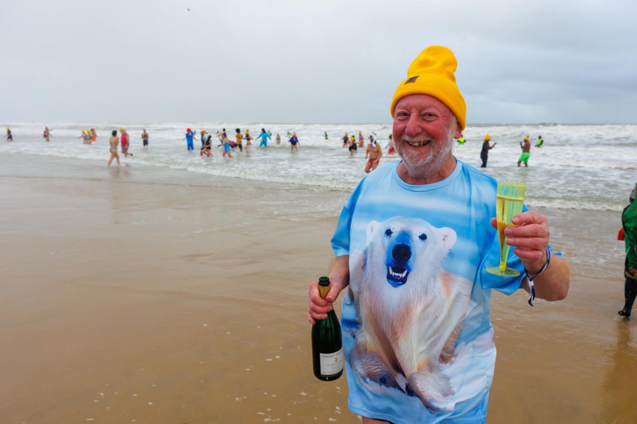 20260103 - Oostende - West-Vlaanderen: Sfeerbeeld - Nieuwjaarsduik - Kw© Foto Kurt bvba0475 / 75 39 89051 / 72 67 39info@fotokurt.bewww.fotokurt.be