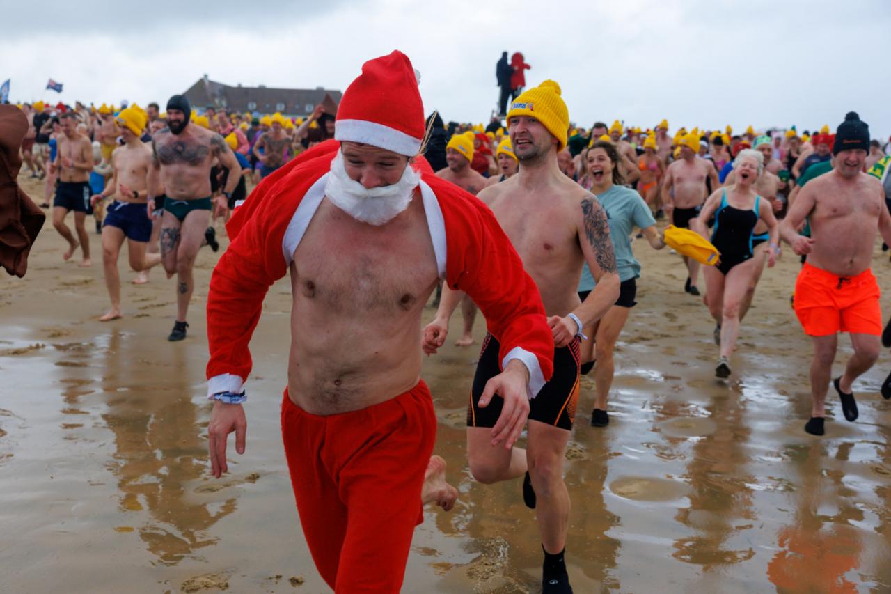 20260103 - Oostende - West-Vlaanderen: Sfeerbeeld - Nieuwjaarsduik - Kw© Foto Kurt bvba0475 / 75 39 89051 / 72 67 39info@fotokurt.bewww.fotokurt.be