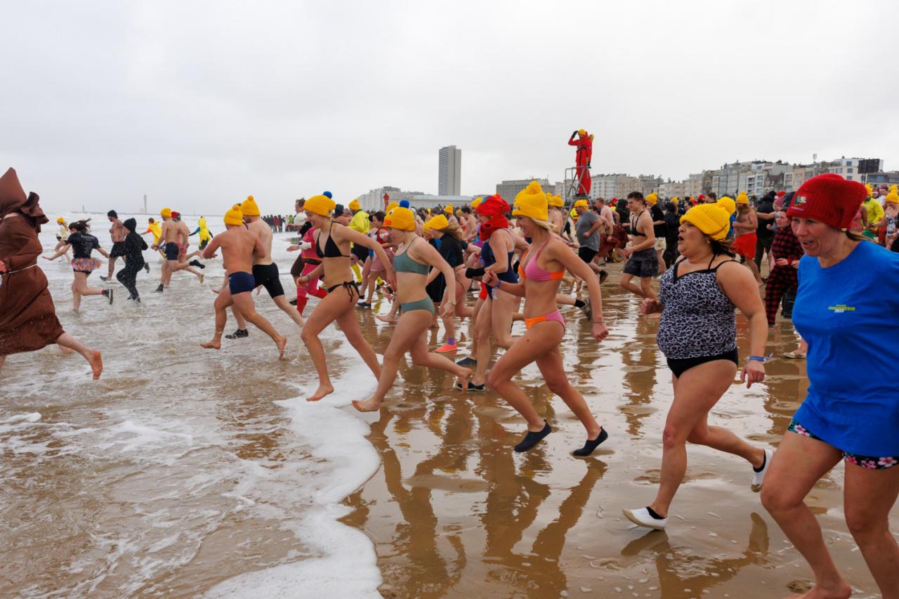 20260103 - Oostende - West-Vlaanderen: Sfeerbeeld - Nieuwjaarsduik - Kw© Foto Kurt bvba0475 / 75 39 89051 / 72 67 39info@fotokurt.bewww.fotokurt.be