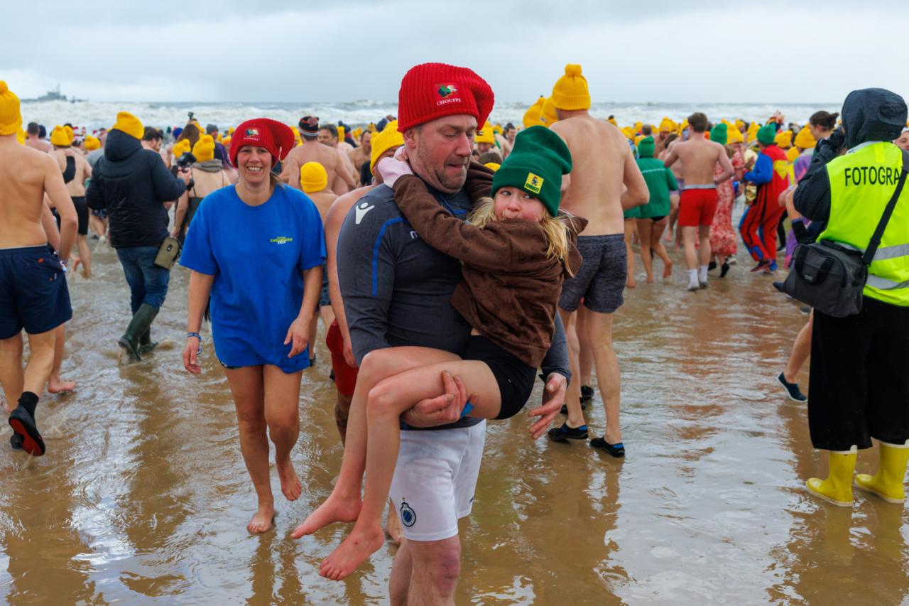 20260103 - Oostende - West-Vlaanderen: Sfeerbeeld - Nieuwjaarsduik - Kw© Foto Kurt bvba0475 / 75 39 89051 / 72 67 39info@fotokurt.bewww.fotokurt.be