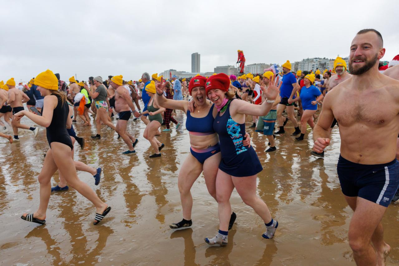 20260103 - Oostende - West-Vlaanderen: Sfeerbeeld - Nieuwjaarsduik - Kw© Foto Kurt bvba0475 / 75 39 89051 / 72 67 39info@fotokurt.bewww.fotokurt.be