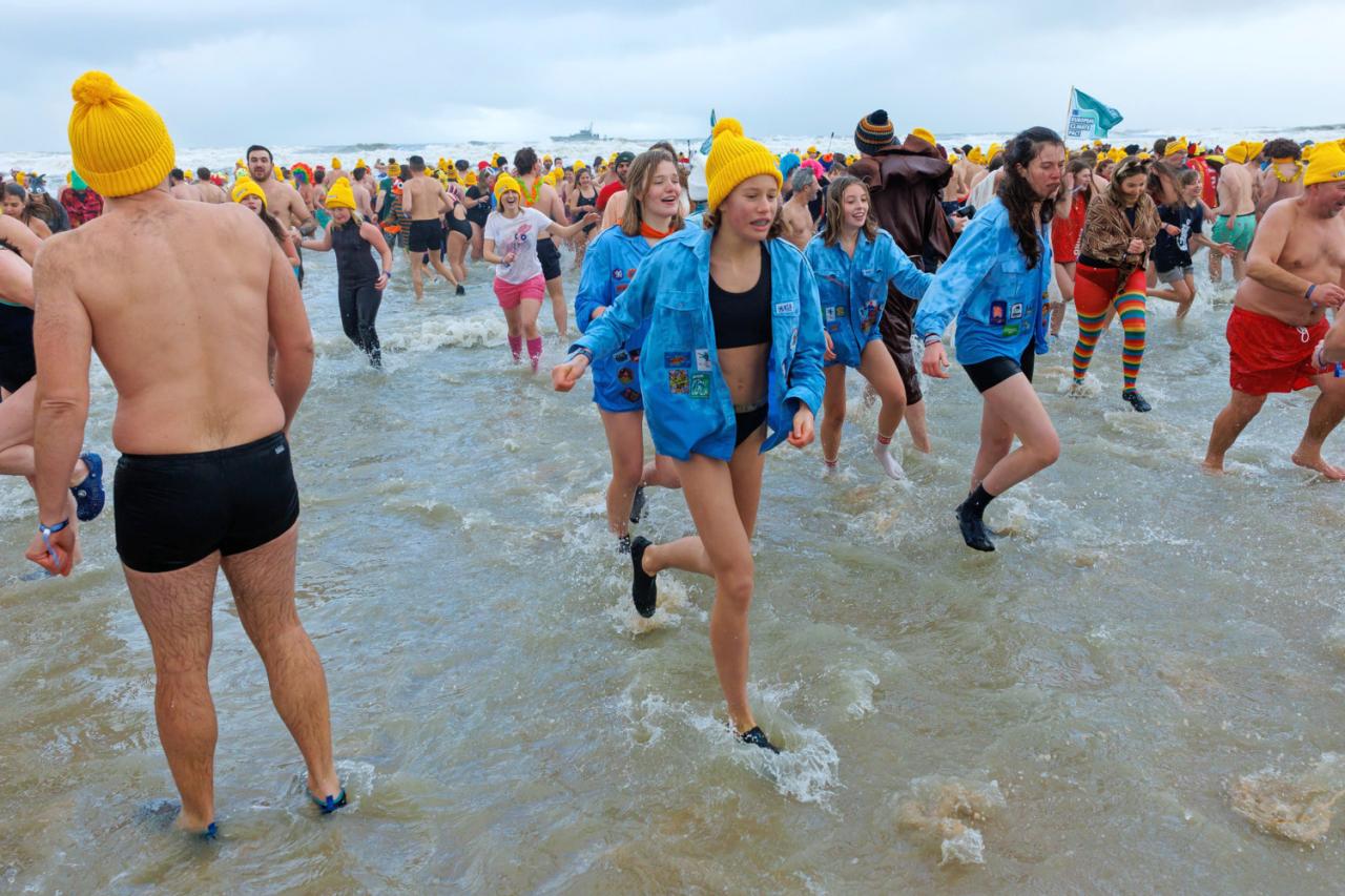 20260103 - Oostende - West-Vlaanderen: Sfeerbeeld - Nieuwjaarsduik - Kw© Foto Kurt bvba0475 / 75 39 89051 / 72 67 39info@fotokurt.bewww.fotokurt.be