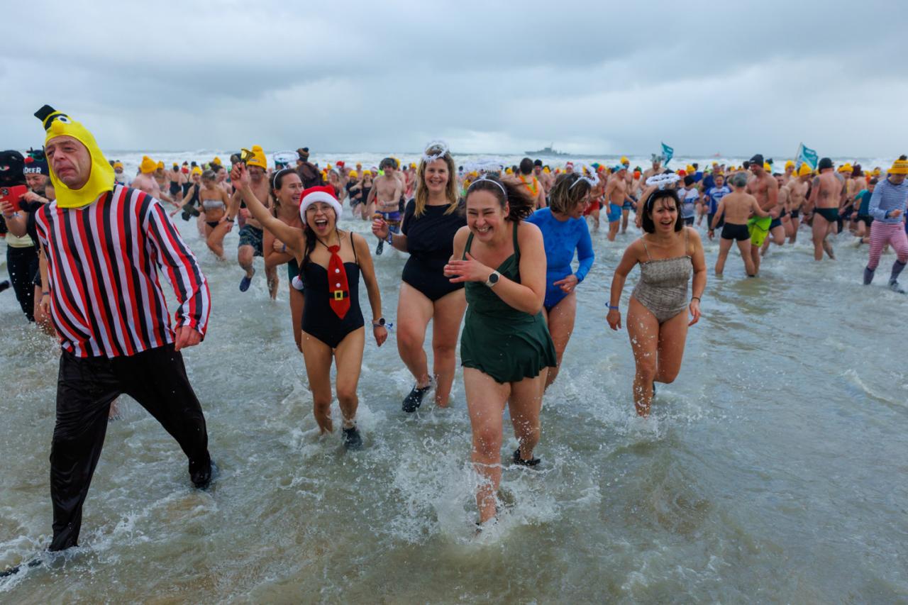 20260103 - Oostende - West-Vlaanderen: Sfeerbeeld - Nieuwjaarsduik - Kw© Foto Kurt bvba0475 / 75 39 89051 / 72 67 39info@fotokurt.bewww.fotokurt.be